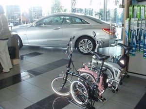 bicle_brompton_masini_mercedes